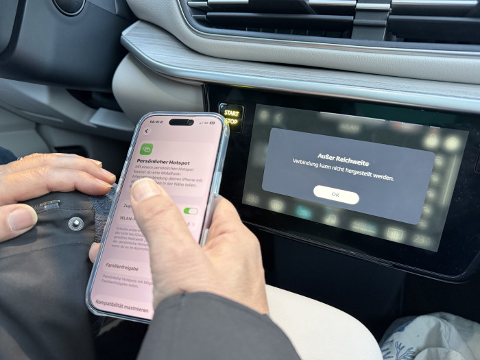 Zu Testbeginn war die eSIM des Fahrzeugs nicht freigeschaltet. Ein Hotspot mit dem Smartphone soll Abhilfe schaffen, doch die Verbindung mit dem Fahrzeug scheitert. (Bild: Dirk Kunde)